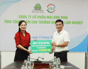 PGS.TS. Bùi Thế Đồi, Phó Hiệu trưởng Trường Đại học Lâm nghiệp thay mặt Nhà trường nhận tặng phẩm của Công ty cổ phần Mai Sơn Vina
