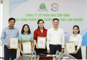 GS.TS.NGƯT. Phạm Văn Điển, Hiệu trưởng Trường Đại học Lâm nghiệp trao bảng Vinh danh tập thể và các cá nhân Công ty cổ phần Mai Sơn Vina đã kết nối và đóng góp cho sự phát triển của Nhà trường